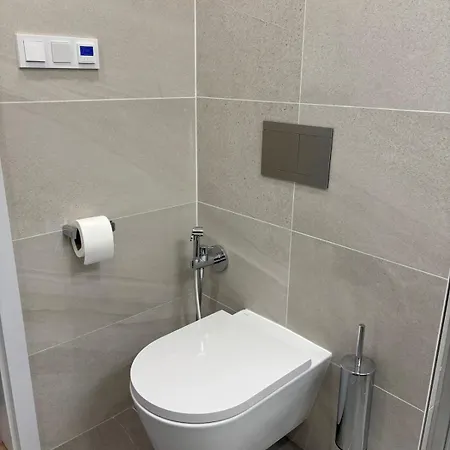 Modern 1br With Terrace, Workspace & Free Parking Appartement