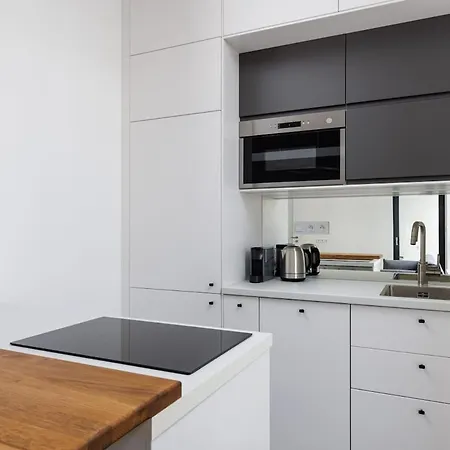 Modern 1br With Terrace, Workspace & Free Parking *