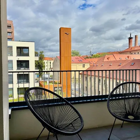 Modern 1br With Terrace, Workspace & Free Parking شقة